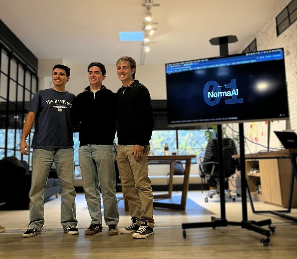 Lucas, Gregorio y Marcos presentando NormaAI en la hackathon